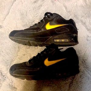 Nike air max size 8US black and gold